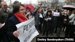 Юлия Галямина на акции против сноcа пятиэтажек