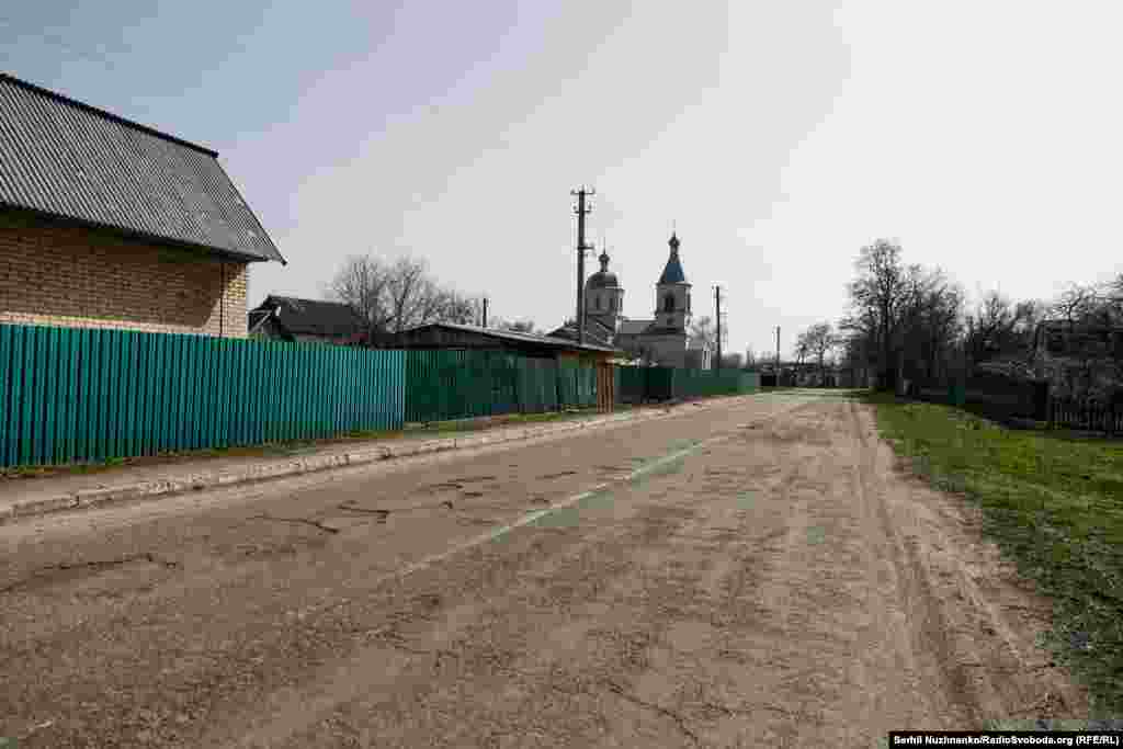 Украинский военный 10-й отдельной горно-штурмовой бригады "Эдельвейс" (10 ОГШБр) с позывным "Матвей", принимавший непосредственное участие в освобождении Лукьяновки и Рудницкого, на одной из улиц в недавно освобожденном селе Рудницкое Фотография справа от марта 2024 года. Военный продолжает службу в ВСУ