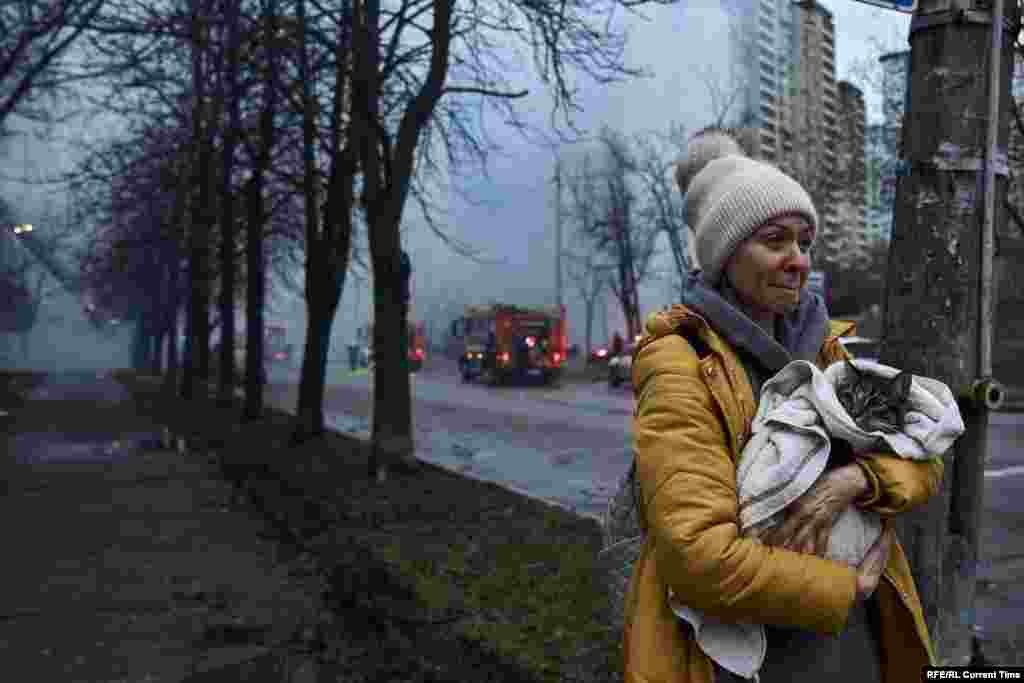 Женщина спасает кота из разрушенного дома, по которому ударила российская пакета, 2 января 2024 года 