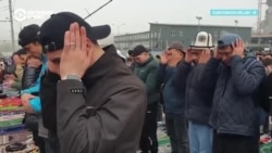 Ураза-Байрам в России: тысячи человек пришли в среду в Соборную мечеть в Москве Ураза-Байрам в России: тысячи человек пришли в среду в Соборную мечеть в Москве