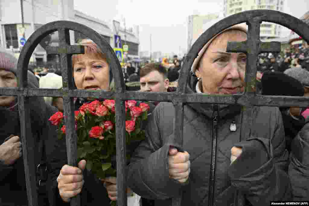 Очередь из желающих проститься с Алексеем Навальным растянулась на два километра. На пути от метро "Марьино" до храма и кладбища, по которому направлялась процессия людей, пришедших проститься с Навальным, силовики установили коридор из металлических ограждений. Ограждения также стояли вдоль тротуаров на Братеевском мосту, на обоих берегах Москвы-реки работали силовики, которые проверяли документы и личные вещи прохожих