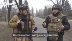 Полиция в прифронтовом городе в Донецкой области рассказывает, как ловит мародеров. Репортаж Настоящего Времени Полиция в прифронтовом городе в Донецкой области рассказывает, как ловит мародеров. Репортаж Настоящего Времени
