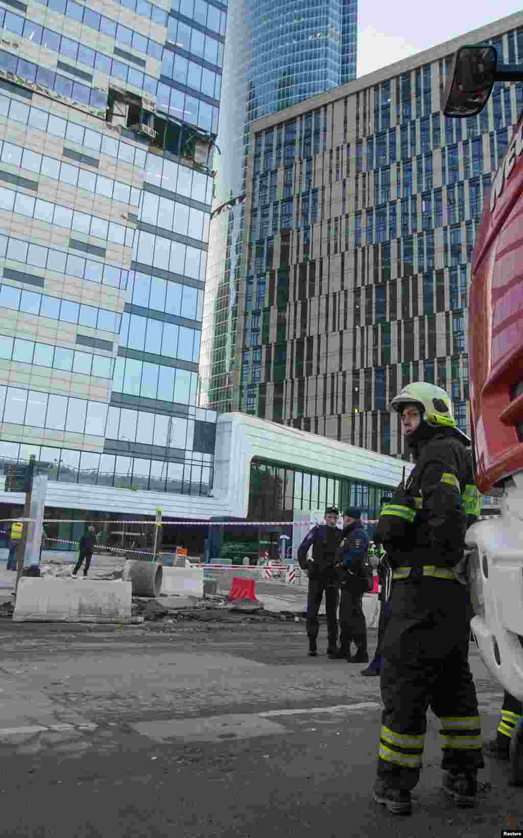 В 50-этажном здании "IQ-квартал" в "Москва-сити" произошел взрыв. Там расположены офисы Минэкономразвития, Минпромторга, Минцифры, а также Федеральное агентство по делам национальностей, Росаккредитация и Росстандарт. Людей из башни "IQ-квартала" после взрыва эвакуировали