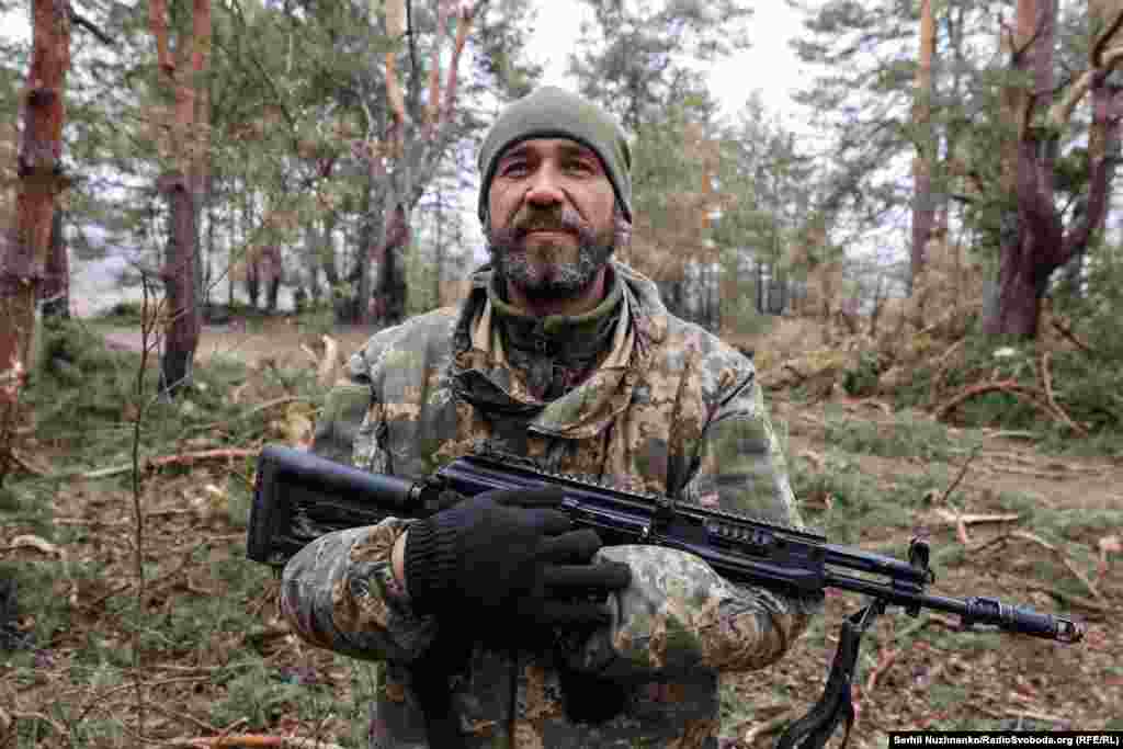 Украинский военный 10-й отдельной горно-штурмовой бригады "Эдельвейс" держит трофейный автомат Калашникова АК-12, захваченный во время боя с российскими военными, Киевщина, март 2022 года / То же место в марте 2024 года