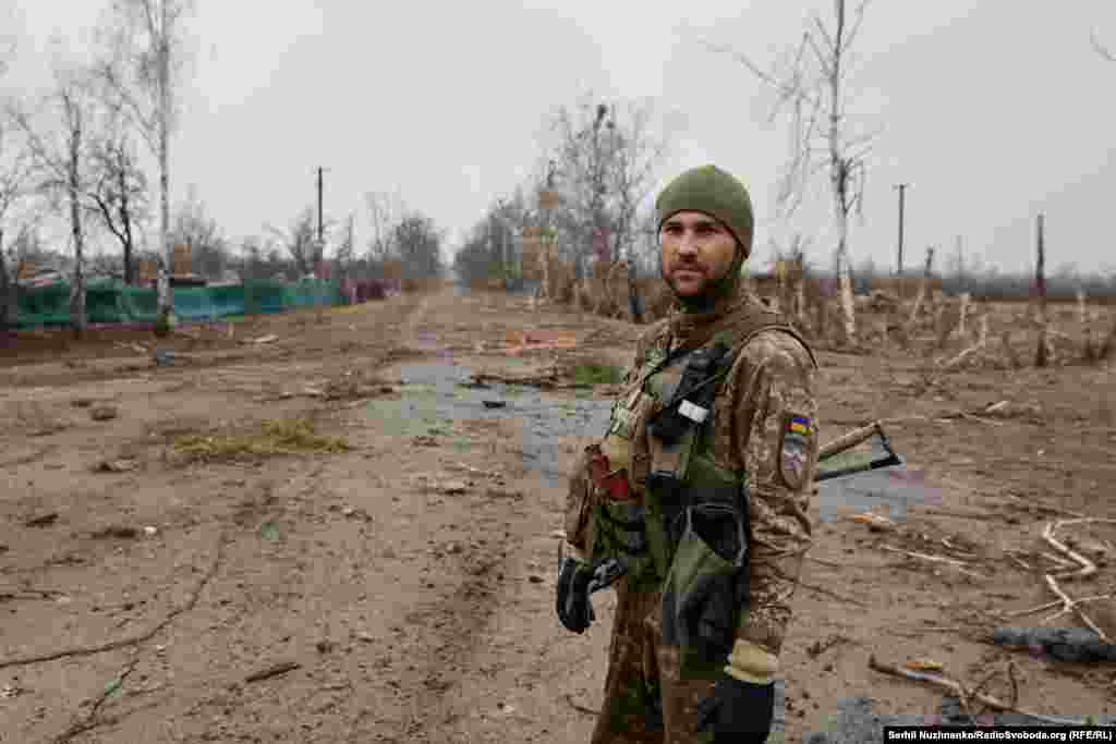 Украинский военный 10-й отдельной горно-штурмовой бригады "Эдельвейс" вблизи линии фронта, с. Тетеревское, Киевская область, март 2022 года / Справа – март 2024 года