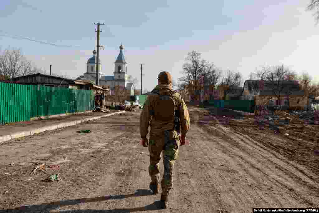 Украинский военный 10-й отдельной горно-штурмовой бригады "Эдельвейс" (10 ОГШБр) с позывным "Матвей", принимавший непосредственное участие в освобождении Лукьяновки и Рудницкого, на одной из улиц в недавно освобожденном селе Рудницкое Фотография справа от марта 2024 года. Военный продолжает службу в ВСУ