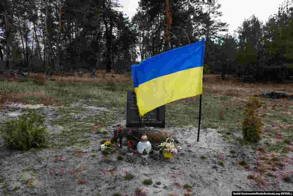 Во время отражения атаки российских войск на этом месте погибли украинские военные, на фото с марта 2022 года следы крови бойцов / Справа фото, сделанное в марте 2024 года: община и военные установили на этом месте мемориал памяти погибших  