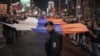 Кроме портретов Владимира Путина и кружек с аннексированным Крымом, который власти Сербии считают частью Украины, можно найти и символику ЧВК "Вагнер"