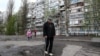 Эвакуация жителей дома в Белгороде из-за угрозы взрыва после падения авиационной бомбы с российского самолета Су-34 в апреле 2023 года