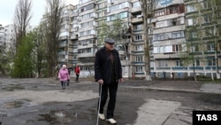 Эвакуация жителей дома в Белгороде из-за угрозы взрыва после падения авиационной бомбы с российского самолета Су-34 в апреле 2023 года