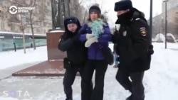 В России задерживают за антивоенные акции в годовщину вторжения в Украину В России задерживают за антивоенные акции в годовщину вторжения в Украину