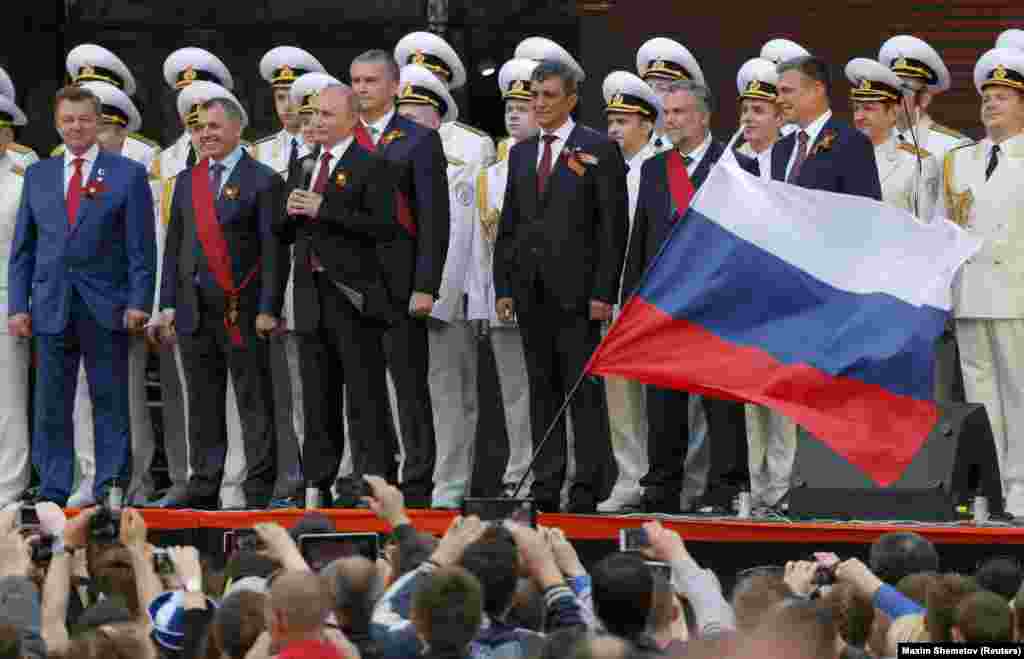 В 2014 году 9 мая после парада в Москве Владимир Путин поехал в аннексированный  Севастополь – впервые после оккупации Крыма в марте этого года. На фото рядом с ним – назначенные Россией чиновники: так называемый спикер парламента Крыма Владимир Константинов, так называемый премьер-министр Сергей Аксенов и другие 