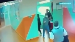 В Астане ребенок попал в реанимацию после падения с лестницы в школе В Астане ребенок попал в реанимацию после падения с лестницы в школе
