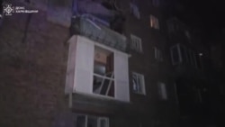 В Харькове ракета России попала в кровлю пятиэтажки: плиты с верхнего по первый этаж обвалились, начался пожар В Харькове ракета России попала в кровлю пятиэтажки: плиты с верхнего по первый этаж обвалились, начался пожар