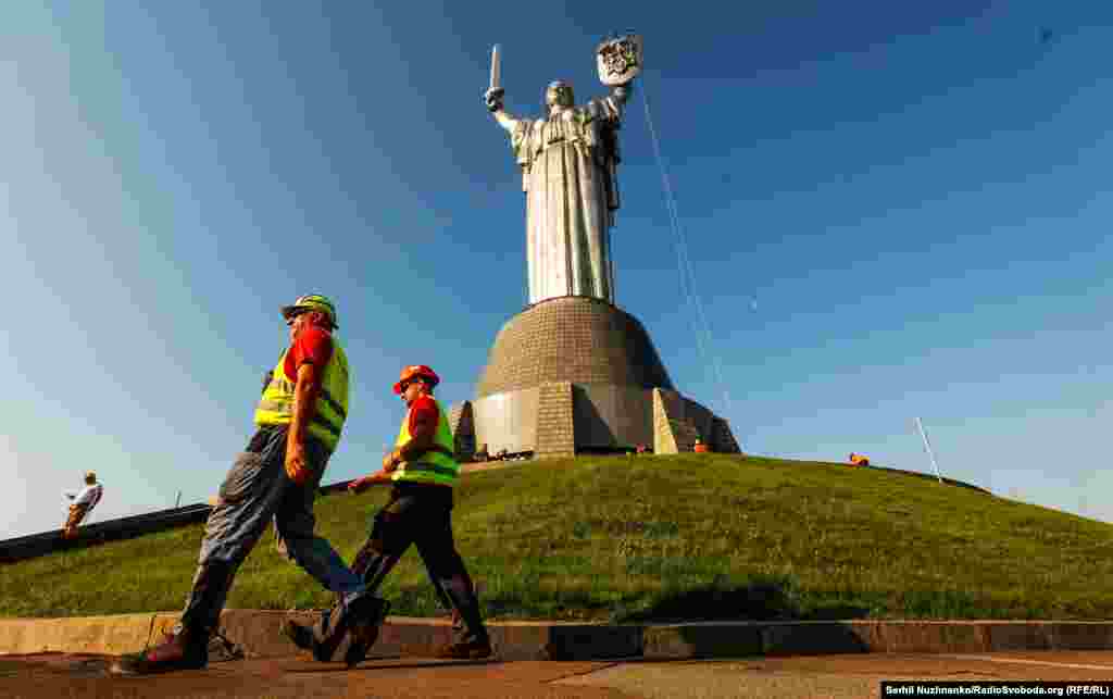 Работы планируется завершить ко Дню государственного флага, который отмечают в Украине 23 августа. 