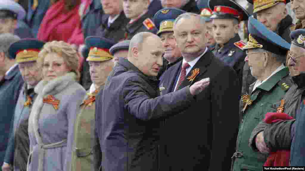 В 2017 году в качестве зарубежного гостя в Москву приехал только тогдашний лидер Молдовы Игорь Додон.  В этом году президент России не направил поздравления с Днем Победы лидерам Молдовы и Грузии – он направил лишь "поздравительные послания" народам этих стран