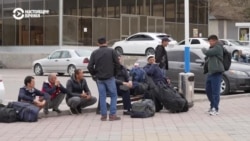 Таджикистанцы сдают билеты в Россию из-за поднявшегося уровня ксенофобии Таджикистанцы сдают билеты в Россию из-за поднявшегося уровня ксенофобии
