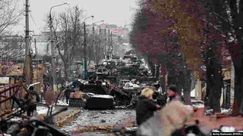 Город Буча Киевской области. С 27 февраля по 31 марта Буча была оккупирована российскими войсками. После освобождения города появились свидетельства военных преступлений, вызвавшие международное осуждение.