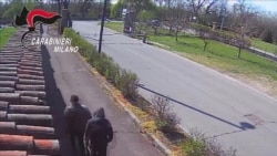 Владимир Йованович и Артем Усс покидают жилой комплекс, садятся в машину и уезжают Владимир Йованович и Артем Усс покидают жилой комплекс, садятся в машину и уезжают