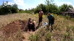 Репортаж из фронтового Часового Яра, где местные жители хоронят соседей прямо в огородах Репортаж из фронтового Часового Яра, где местные жители хоронят соседей прямо в огородах