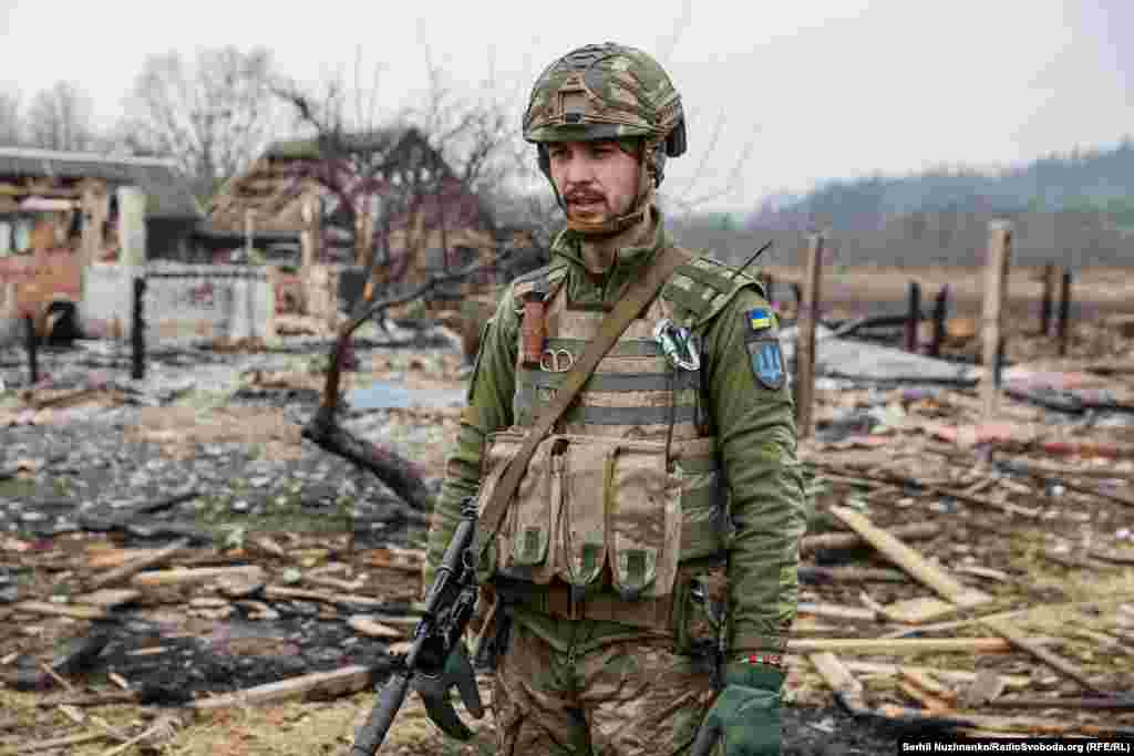 Сожженные российскими военными жилые дома в селе Тетеревское Киевской области, март 2022 года / На фото справа модульный дом, март 2024 года 
