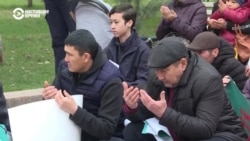 Родственники задержанных по "Кемпир-Абадскому делу" снова вышли на митинг в Бишкеке – в годовщину расстрела в Аксыйском районе Родственники задержанных по "Кемпир-Абадскому делу" снова вышли на митинг в Бишкеке – в годовщину расстрела в Аксыйском районе