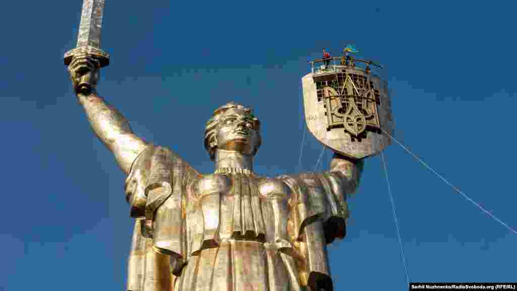 Высота памятника – 102 метра (с постаментом), это пятый по высоте памятник в мире. На щите в руке фигуры женщины был герб Советского Союза, его начали демонтировать 26 июля.