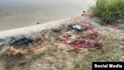 Следы крови на месте обстрела российскими войсками пляжа в городе Константиновка Донецкой области