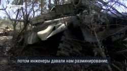 Как украинские военные ремонтируют российские "трофейные танки" Как украинские военные ремонтируют российские "трофейные танки"