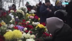 В Москве силовики задерживают участников возложения цветов в память о Навальном В Москве силовики задерживают участников возложения цветов в память о Навальном