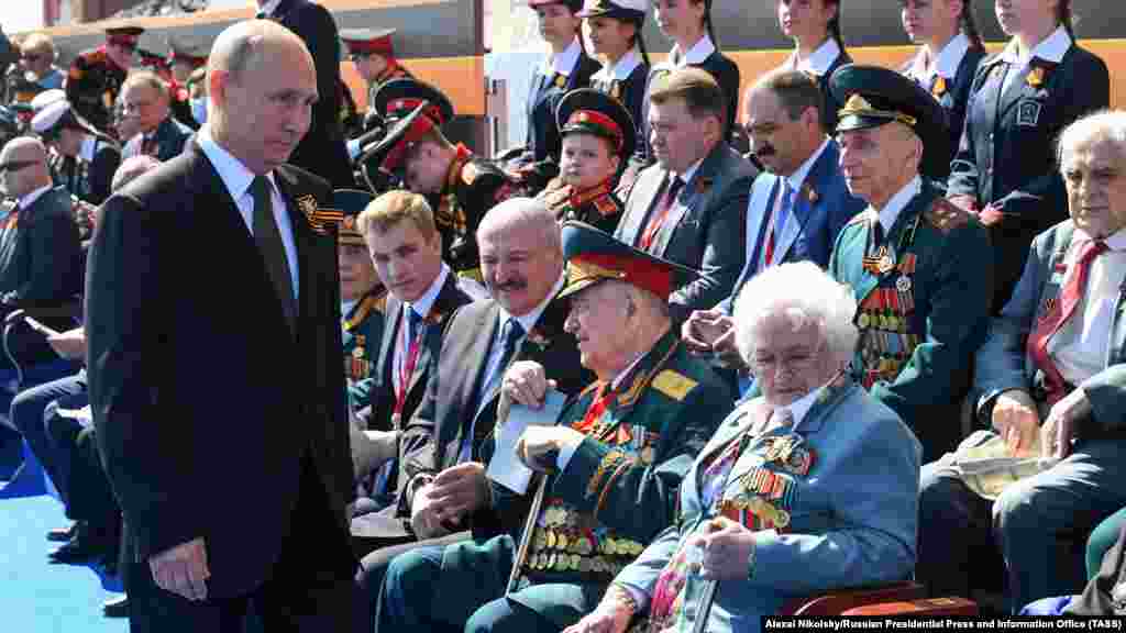 Александр Лукашенко на парад в 2020 году приехал со всей семьей. На фото рядом с ним слева – его младший сын Николай, рядом выше слева направо – средний сын Дмитрий и старший сын Виктор.  Лукашенко всего дважды посещал парад в Москве – в 2020 году и в 2023-м. В другие годы он отказывался от приглашений, объясняя это невозможностью пропустить праздник в Минске 