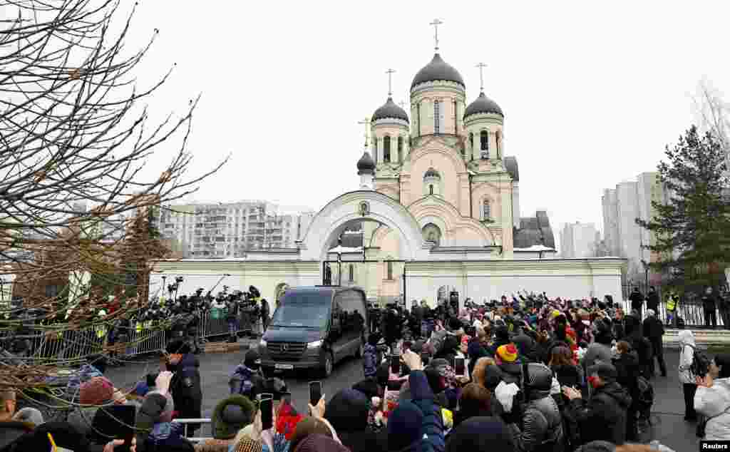 Проститься с Алексеем Навальным пришли тысячи людей, они стоят в очередях на улицах и во дворах на подходах к храму. Пришедшие люди скандировали лозунги: "Нет войне", "Не забудем", "Не простим", "Ты не боялся, и мы не боимся", "Путин – убийца" и "Россия без Путина".  Проститься с Алексеем Навальным приехали бывший мэр Екатеринбурга Евгений Ройзман, а также Борис Надеждин и Екатерина Дунцова, пытавшиеся зарегистрироваться в качестве антивоенных кандидатов на выборах президента России. В Марьино прибыла посол США Линн Трейси, а также послы Германии и Франции