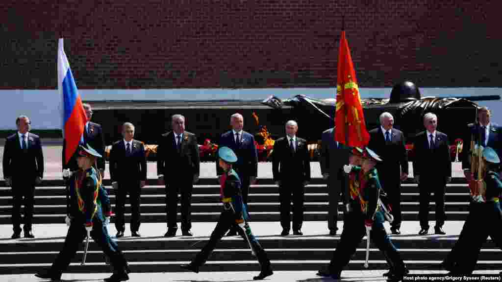 В 2020 году в России отмечали 75-ю годовщину Дня Победы, но из-за эпидемии коронавируса парад перенесли с 9 мая на 24 июня.  На него в Москву приехали лидеры Беларуси, Казахстана, Кыргызстана, Сербии, Молдовы, Узбекистана, Таджикистана, а также непризнанных сепаратистских регионов Грузии  Абхазии и Южной Осетии. 