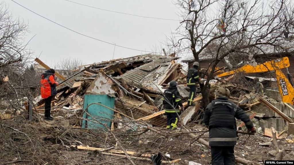 Спасатели разбирают завалы жилого дома в Змиеве Харьковской области после ракетного удара войск РФ, 8 января 2024 года