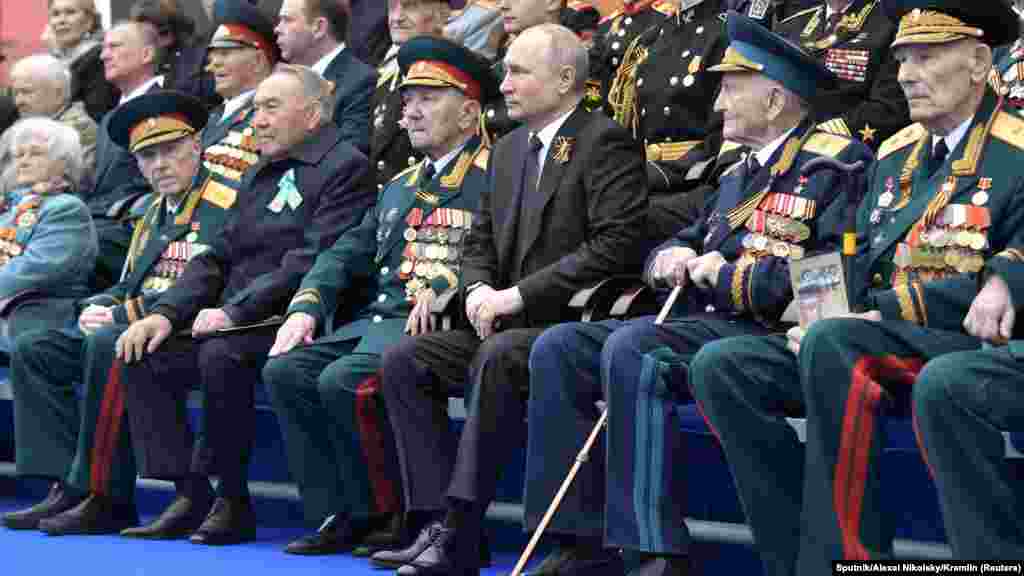 В 2019 году на параде в Москве присутствовал Нурсултан Назарбаев. На тот момент он уже сложил полномочия президента Казахстана 