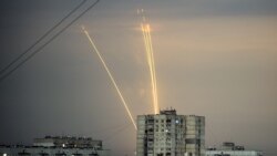 Российские ракеты, запущенные по территории Украины из Белгородской области России, были видны на рассвете в Харькове 15 августа 2022 года