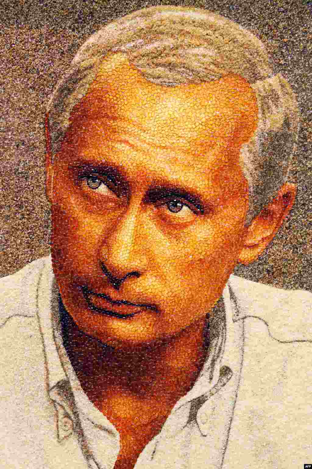 Портрет Владимира Путина, сделанный из янтаря, в одной из галерей Петербурга. Стоимость произведения  - свыше 2,000 евро