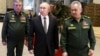 Владимир Путин в сопровождении министра обороны России Сергея Шойгу (справа) и начальника Генштаба Валерия Герасимова. Москва, Россия, 21 декабря 2021 года