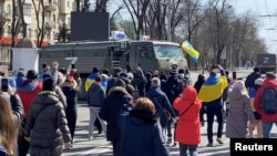 Демонстранты скандируют "Иди домой", направляясь к российским военным машинам, Херсон, Украина, 20 марта 2022 года