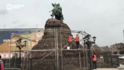 Как в Киеве спасают памятники от бомбежек Как в Киеве спасают памятники от бомбежек