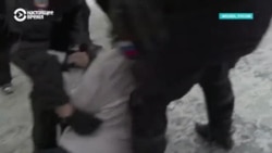 "Хватить бить током!" Задержанного на протестах в Москве бьют электрошокером "Хватить бить током!" Задержанного на протестах в Москве бьют электрошокером