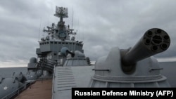 Российский крейсер "Москва" во время военно-морских учений в Черном море у крымского порта Севастополь. Скриншот видео Минобороны России, 18 февраля 2022 года