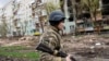 "В Северодонецке "Азот" – это фактически "Азовсталь" в Мариуполе. Очень крупное предприятие, градообразующее. В "Азоте" находятся несколько защитных сооружений, а в них – люди, несколько сотен мирных жителей"
