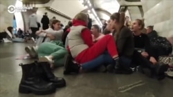 Киевляне, которые прячутся в метро от обстрелов, поют "Червону калину" Киевляне, которые прячутся в метро от обстрелов, поют "Червону калину"