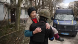 "Войну прожила ребенком. Три года мне было. И вот опять". Из Луганской и Донецкой областей массово эвакуируют мирных жителей  "Войну прожила ребенком. Три года мне было. И вот опять". Из Луганской и Донецкой областей массово эвакуируют мирных жителей