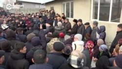 Три дня, чтобы уехать: в Кыргызстане суд аксакалов выселяет из села семью подозреваемого в изнасиловании Три дня, чтобы уехать: в Кыргызстане суд аксакалов выселяет из села семью подозреваемого в изнасиловании