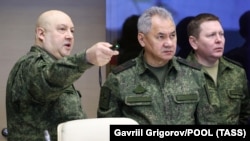 Сергей Суровикин (слева) и Сергей Шойгу (в центре), 16 декабря 2022 года