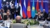 Они скандировали: "Путин – убийца, Путин – убийца, Путин – убийца! Нет войне, нет войне!"