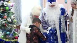 Куклы, самокаты и немного праздника: в Бишкеке дарят новогодние подарки детям в трудной жизненной ситуации Куклы, самокаты и немного праздника: в Бишкеке дарят новогодние подарки детям в трудной жизненной ситуации