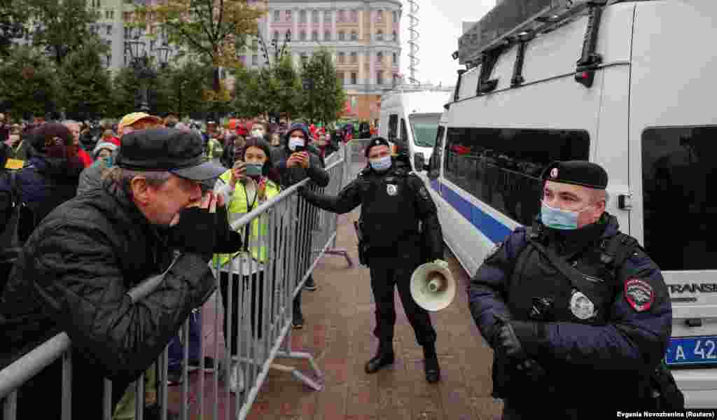 Перед мероприятием полиция оцепила Пушкинскую площадь, а также остановила микроавтобус с оборудованием горкома КПРФ. Уже во время акции силовики включали песни, в частности "Дядя Вова, мы с тобой"